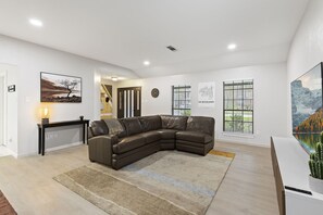 Living area - Entire Modern Home in The Woodlands (The Woodlands)