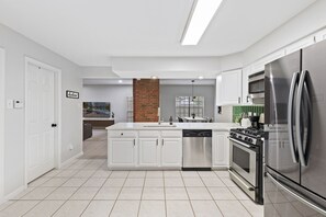 Private kitchen - Entire Modern Home in The Woodlands (The Woodlands)