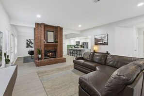Living area - Entire Modern Home in The Woodlands (The Woodlands)