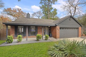 Exterior - Entire Modern Home in The Woodlands (The Woodlands)