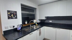 House | Dapur peribadi | Peti sejuk, ketuhar, dapur, mesin basuh pinggan mangkuk 