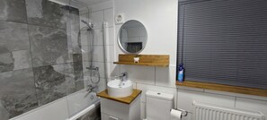 Maison | Salle de bain | Ensemble baignoire-douche, baignoire profonde, séchoir à cheveux