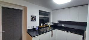 Casa | Cucina privata | Frigorifero, forno, piano cottura, lavastoviglie