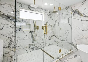 Douche, séchoir à cheveux, serviettes fournies, savon