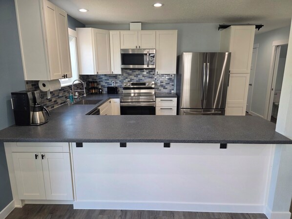 Refrigerador, microondas, horno, placa de cocina