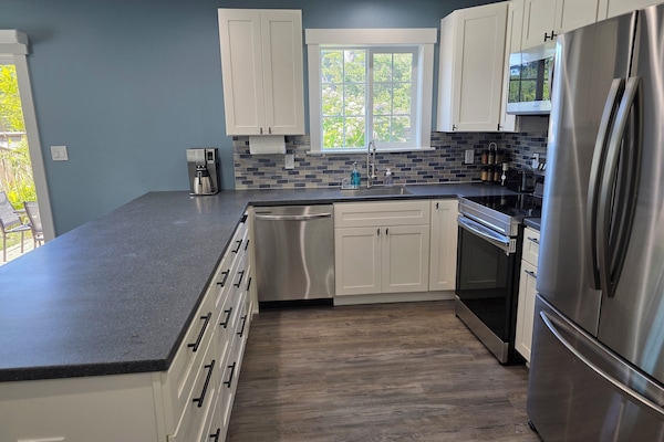 Kylskåp, mikrovågsugn, ugn och spishäll