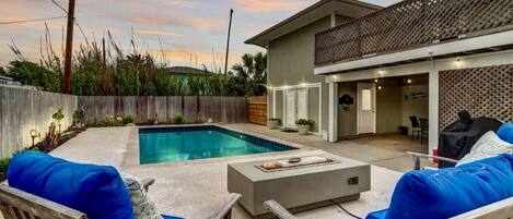 Alberca al aire libre y alberca climatizada