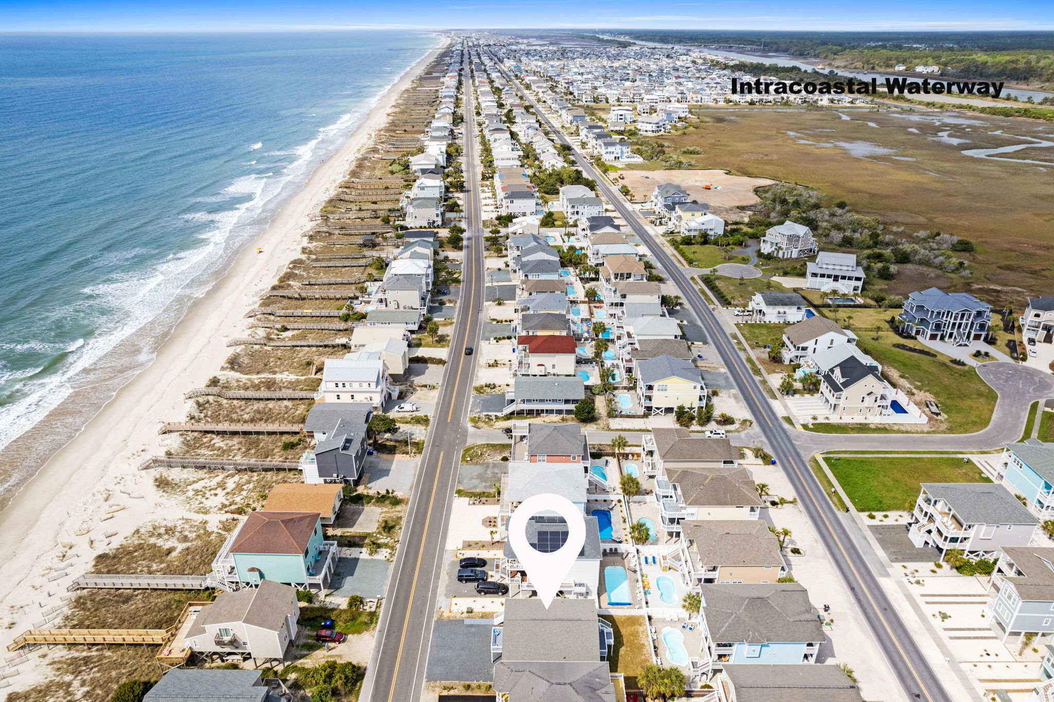 بالقرب من الشاطئ، كراسي للتشمس