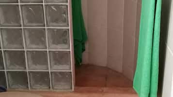 Toalhas de banho, sabonete, papel higiênico