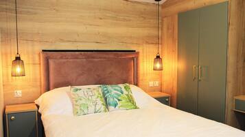 Cabin | 2 bedrooms, iron/ironing board, free WiFi
