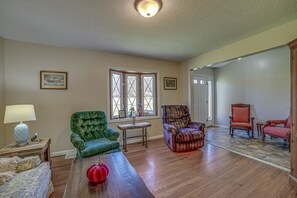 Living area - Quaint Youngstown Home ~ 2 Mi to Boardman Park! (Youngstown)