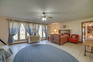 2 bedrooms, bed sheets - Quaint Youngstown Home ~ 2 Mi to Boardman Park! (Youngstown)