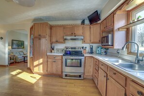 Fridge, microwave, stovetop, coffee/tea maker - Quaint Youngstown Home ~ 2 Mi to Boardman Park! (Youngstown)