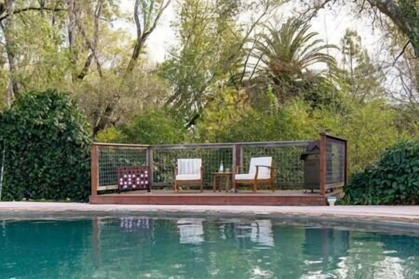 Una piscina al aire libre, una piscina climatizada