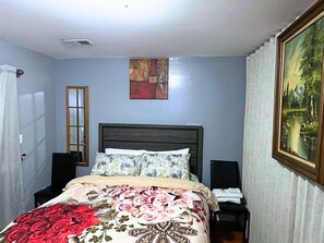 Executive Room, 1 King Bed, Non Smoking, Private Bathroom | Iron/ironing board, free WiFi