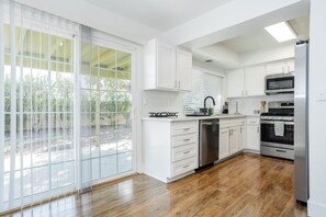 Frigorifero, microonde, forno, piano cottura