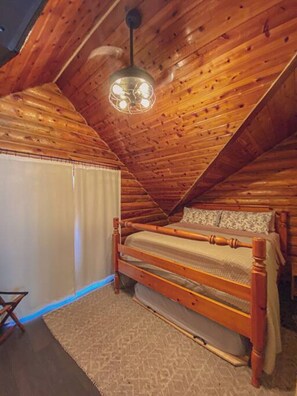 3 bedrooms, desk, travel crib, WiFi