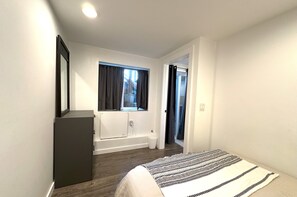 2 bedrooms, desk, iron/ironing board, WiFi