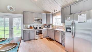 Geladeira, micro-ondas, fogão, cooktop