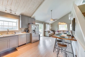 Fridge, microwave, oven, stovetop - Bay Area Escape on 5 Acres: Pet Friendly, Views (Greenwood)