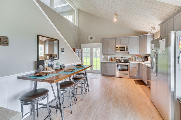 Dining Area | Dishware & Flatware Provided