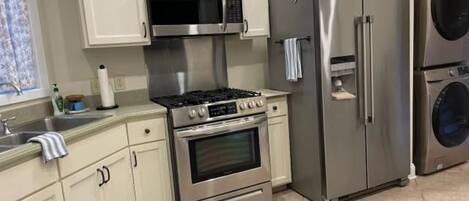 雪櫃、微波爐、焗爐、爐具