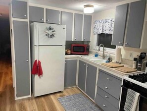 Refrigerador, microondas, horno y cafetera y tetera 