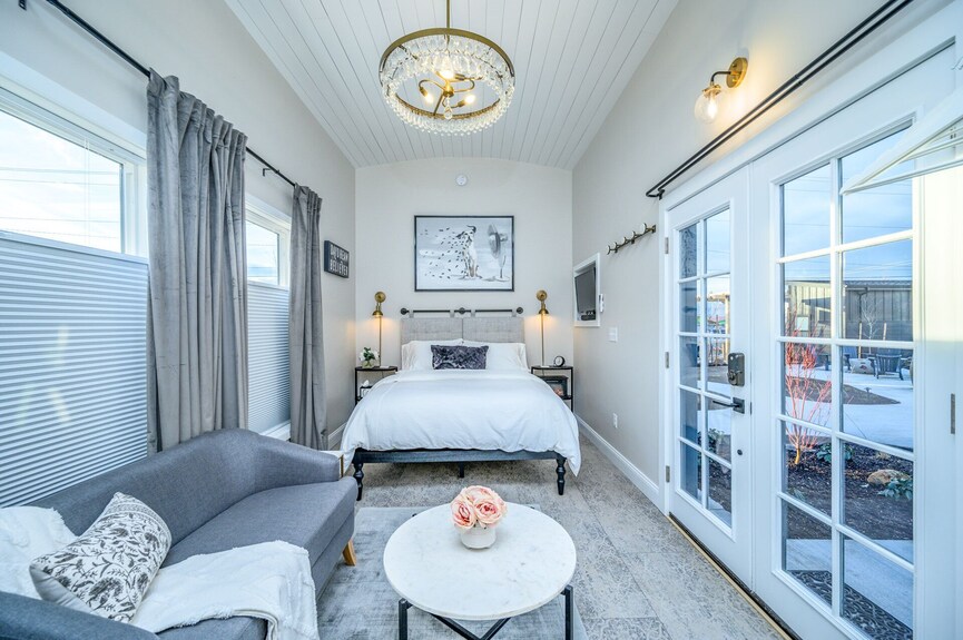 Book The Glam Cottage At The Boutique Retreat In Historic Downtown Mcminnville. - McMinnville, OR