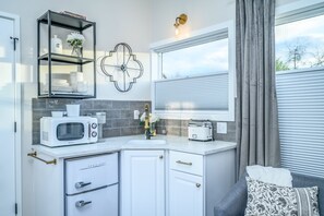 Frigorífic, microones, cafetera i tetera i torradora