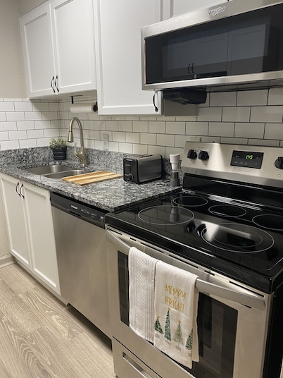 1st Base - Atlanta/Atlanta Battery! Spacious unit sleeps 4