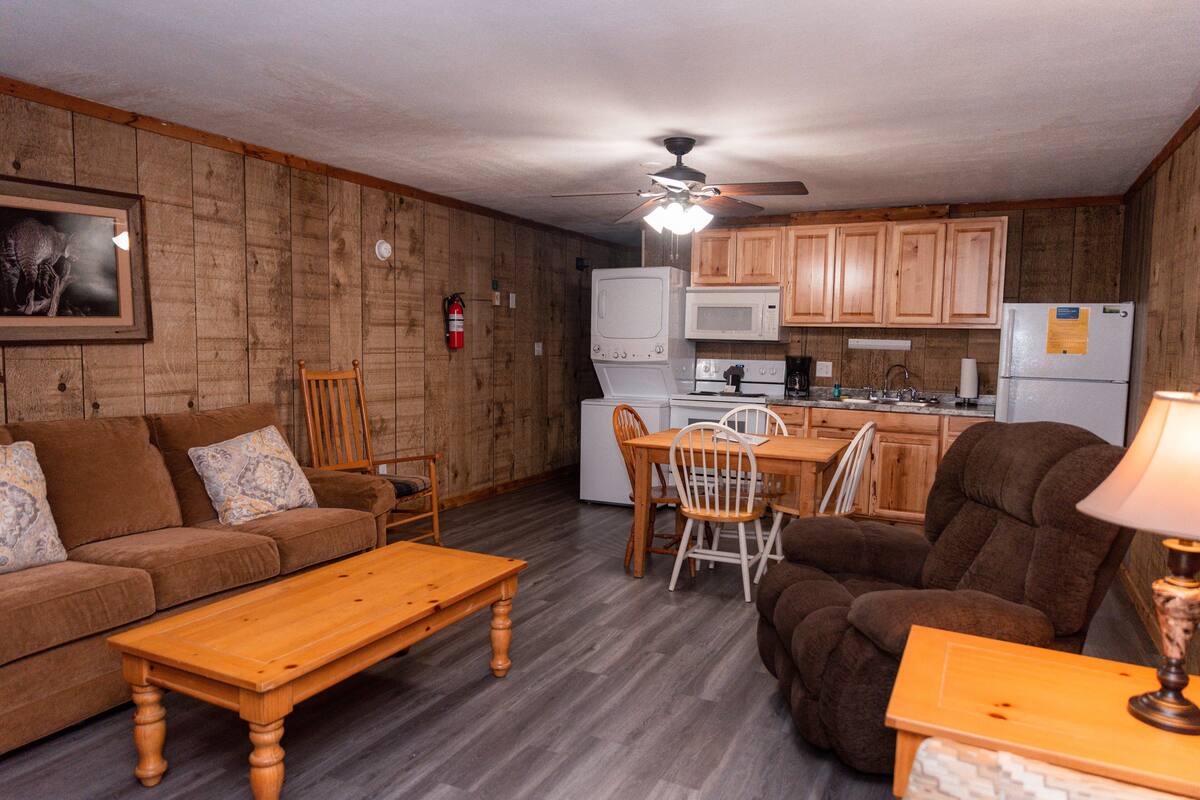 1 Bedroom Cabin / Sleeps 4 | Khu phòng khách | TV màn hình phẳng 