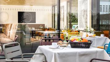 Se ofrece un desayuno bufé todos los días (17 EUR por persona)