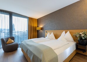 ห้องพรีเมียมทวิน | เครื่องนอนป้องกันสารก่อภูมิแพ้, ตู้นิรภัยในห้องพัก, โต๊ะทำงาน