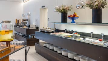 TĂ€gliches FrĂŒhstĂŒcksbuffet (17 EUR pro Person)