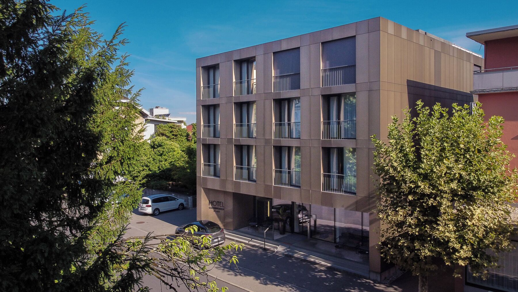 Ein modernes Hotelgebäude mit flacher Fassade, zahlreichen Fenstern und einem gut sichtbaren Eingang.