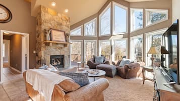 Télévision, cheminée, baby-foot