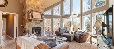 Televisión, chimenea y futbolito