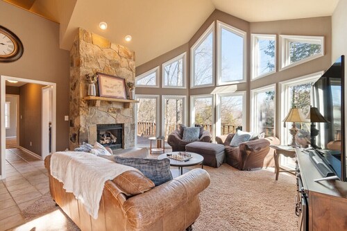 Lakeside Haven w/Dock/Slip, Fire Pit, Game Room, Kayaks,