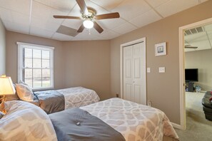 5 bedrooms, iron/ironing board, travel cot, WiFi - Lakeside Haven w/Dock/Slip, Fire Pit, Game Room, Kayaks, (Winchester)