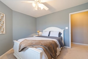 5 bedrooms, iron/ironing board, travel crib, WiFi - Lakeside Haven w/Dock/Slip, Fire Pit, Game Room, Kayaks, (Winchester)