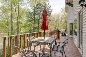 Outdoor dining - Lakeside Haven w/Dock/Slip, Fire Pit, Game Room, Kayaks, (Winchester)