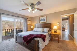 5 bedrooms, iron/ironing board, travel cot, WiFi - Lakeside Haven w/Dock/Slip, Fire Pit, Game Room, Kayaks, (Winchester)