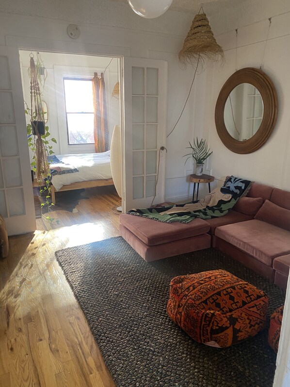 1 bedroom, WiFi, bed sheets - The Zen Den - in the heart of Williamsburg Brooklyn S2nd & Bedford ave! (Brooklyn)