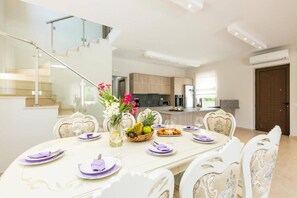 Villa - 5 sovrum - privat pool - utsikt mot trädgården | Matsal