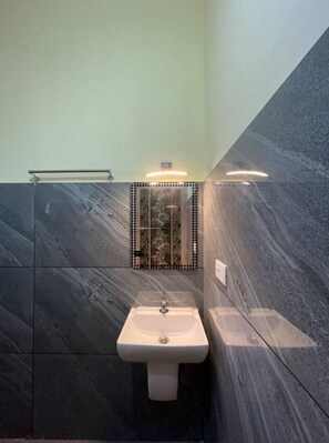 Douche, serviettes fournies, savon, papier toilette
