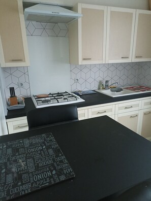 Fridge, microwave, oven, stovetop - Maison Avec 400m2 de Terrain Clos Animaux Acceptés (la bourdiniere st loup)