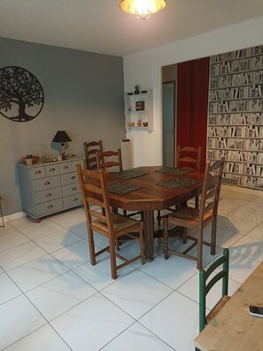 Dining - Maison Avec 400m2 de Terrain Clos Animaux Acceptés (la bourdiniere st loup)