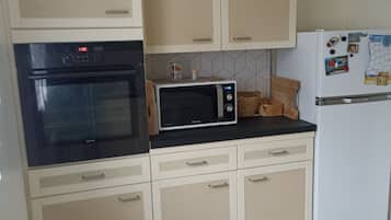 Een koelkast, een microgolfoven, een oven, een kookplaat