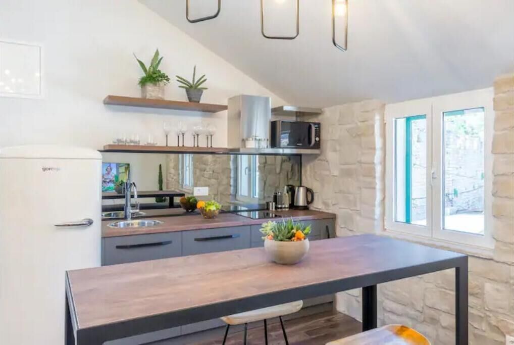 Fridge, stovetop, electric kettle, toaster