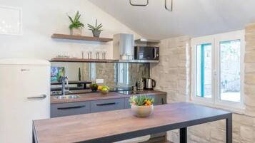 Fridge, stovetop, electric kettle, toaster